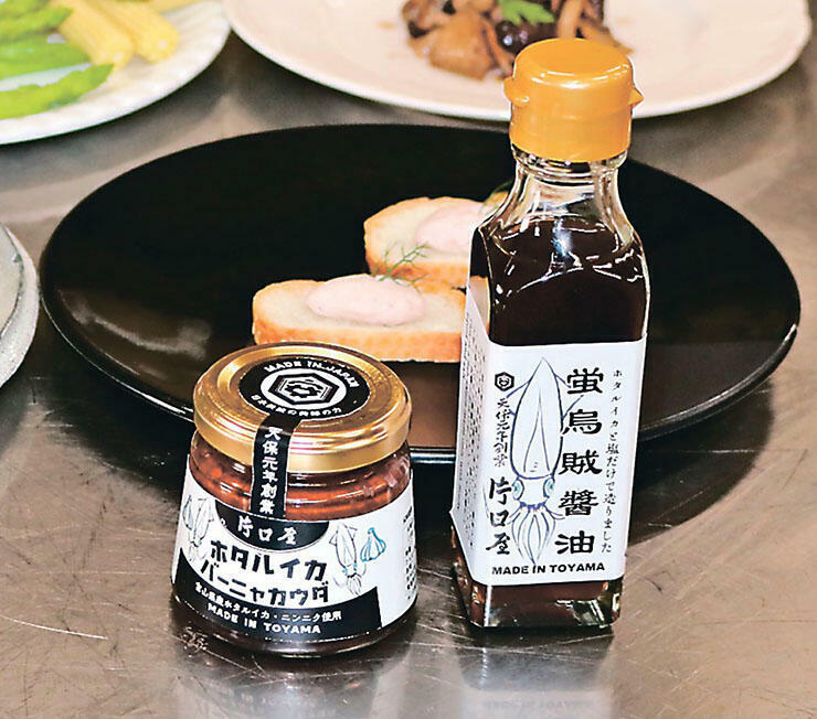 片口屋が商品化したホタルイカの魚しょう（右）とバーニャカウダ