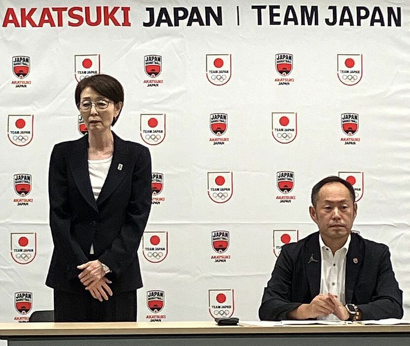 理事会後に取材に応じた日本バスケットボール協会の三屋裕子会長（左）と東野智弥技術委員長