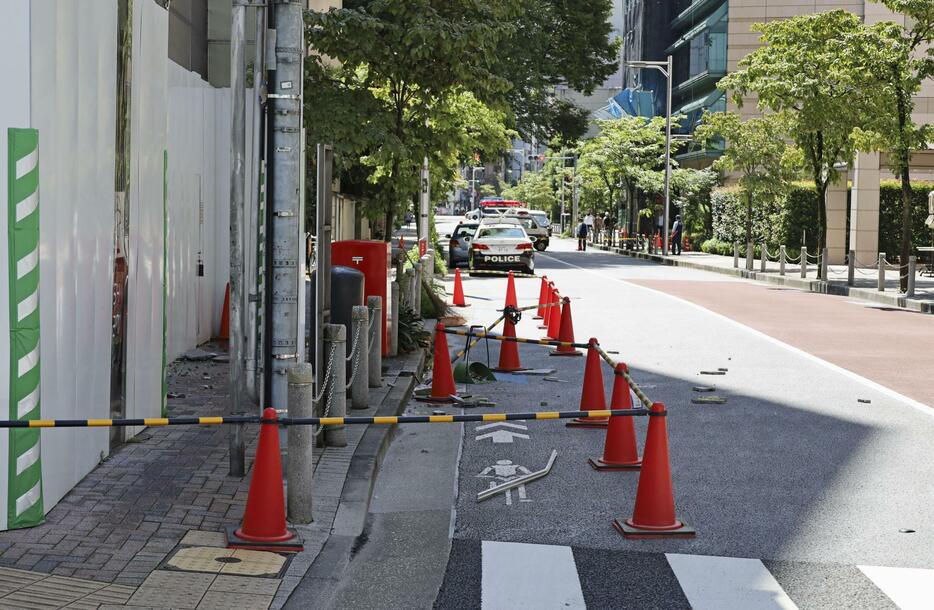 ビル解体工事現場近くに散らばるコンクリート片など＝2日午前、東京都港区