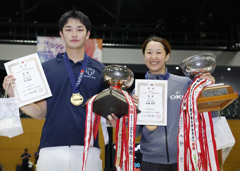 男子サーブルで初優勝した坪颯登（左）と女子エペで2年連続9度目の頂点に立った佐藤希望＝沼津市総合体育館