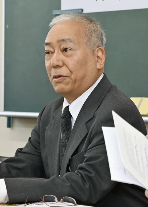 記者会見する小坂昇氏＝11日午前、岡山市