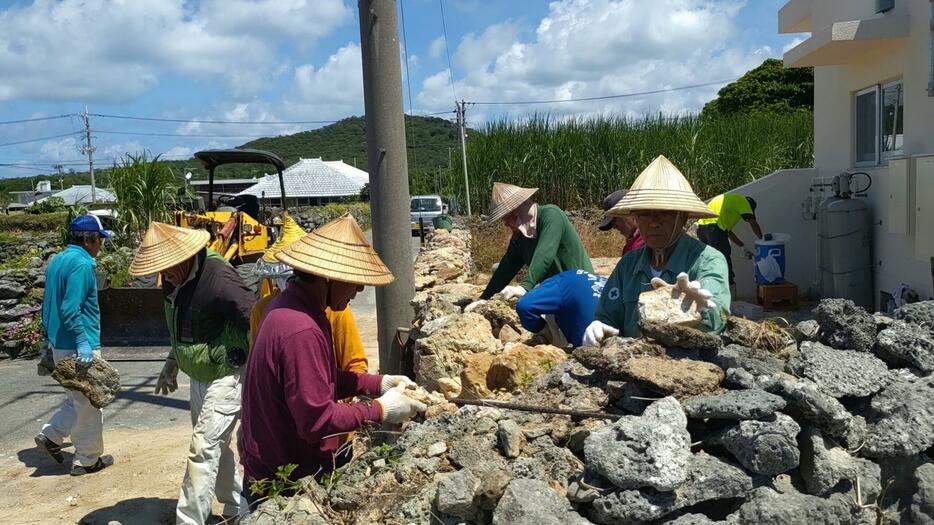 勢理客区での石垣積み作業参加者ら