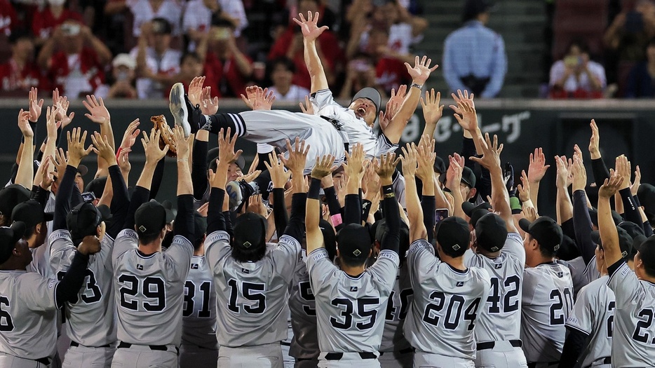 阿部慎之助監督の胴上げ（C）産経新聞社