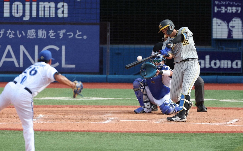 ＜D・神＞　3回2死一、二塁、井上は左越えに3ランを放つ（投手・浜口）（撮影・大森　寛明）