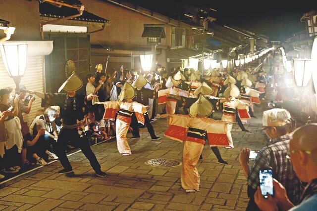 石畳の通りを町流しする踊り手たち＝１日午後１０時ごろ、富山市八尾町諏訪町