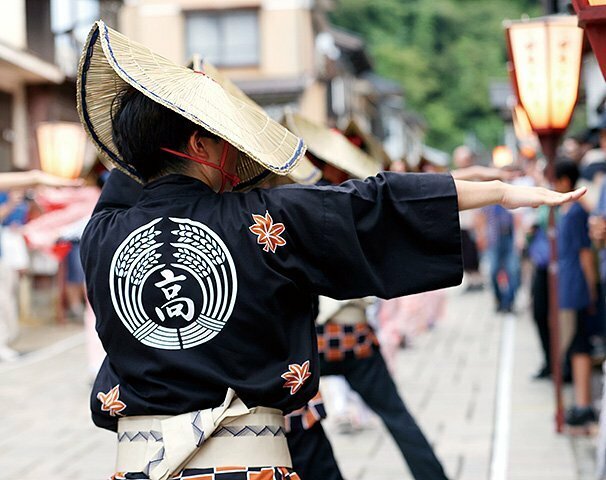 勇壮な男踊りを披露する八尾高校郷土芸能部の生徒