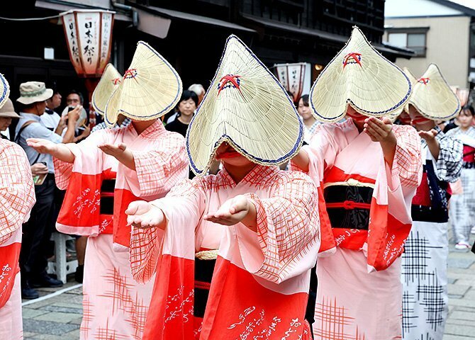 息の合った動きを見せる八尾高校郷土芸能部の生徒たち