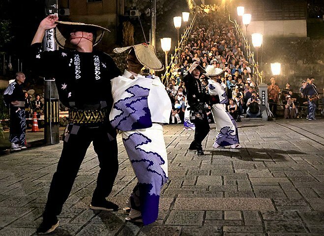 鏡町の踊り手