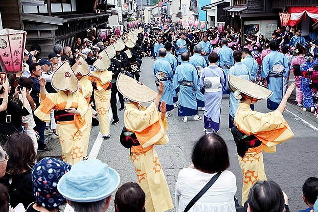 西町の通りで見物客に囲まれながら踊る人たち