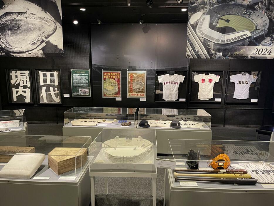 甲子園歴史館所蔵の設備などが展示される企画展＝13日、東京都文京区の野球殿堂博物館