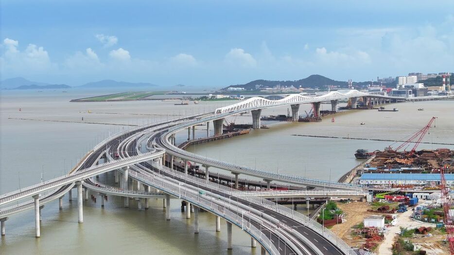 マカオ半島側とタイパ島を結ぶ4番目の跨海大橋「マカオ大橋」＝2024年7月（写真：DSOP）