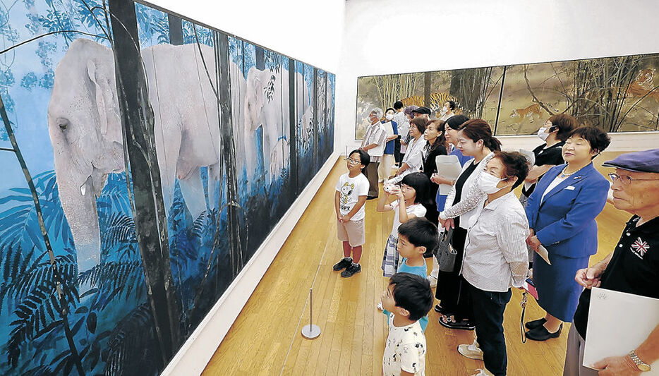 日本画の動物画に見入る来場者＝砺波市美術館