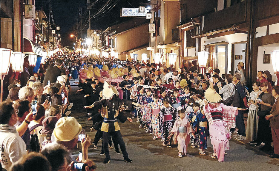 大勢の見物客の前で踊る担い手＝３日午後７時２０分、富山市八尾町上新町