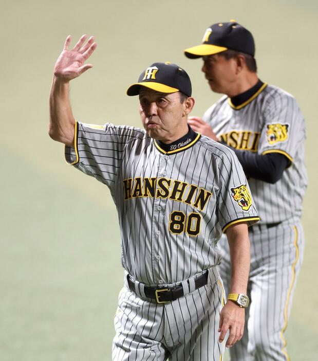 　中日に勝利し、ファンの声援に応える岡田監督