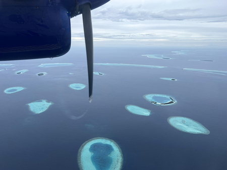 空からみると、水玉模様の海が広がるモルディブ。