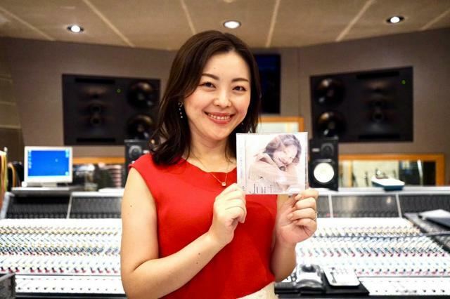 完成したCDを受け取った粟津樹里さん=2024年9月13日