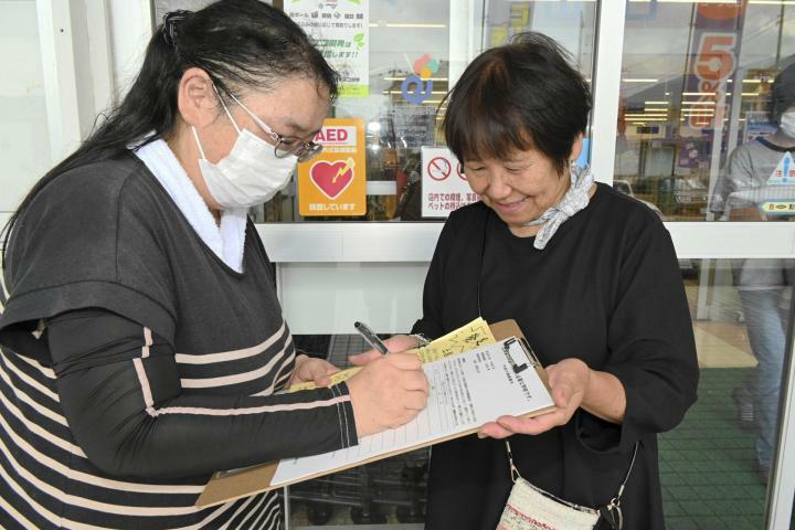 土居高校の存続・発展を願い、署名の協力を呼びかける「土居高の存続を目指す会」メンバー＝15日午後、四国中央市土居町入野