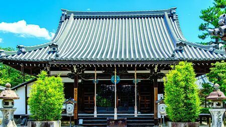 紫式部ゆかりの京都・廬山寺（写真: sonda0112 / PIXTA）