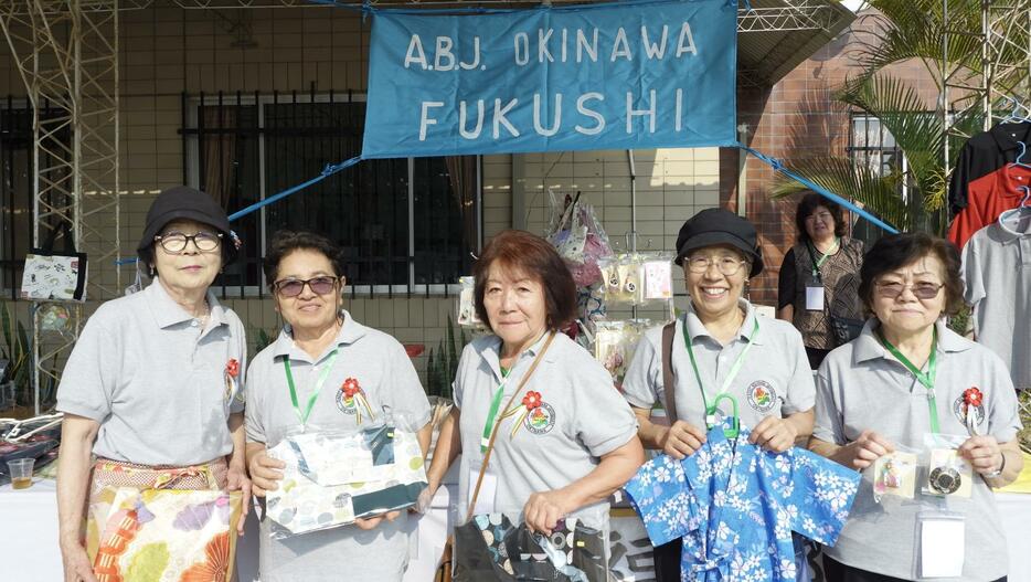 婦人会の皆さん（左端が津坂涼子さん、右から2番目が宮城アメリアさん）