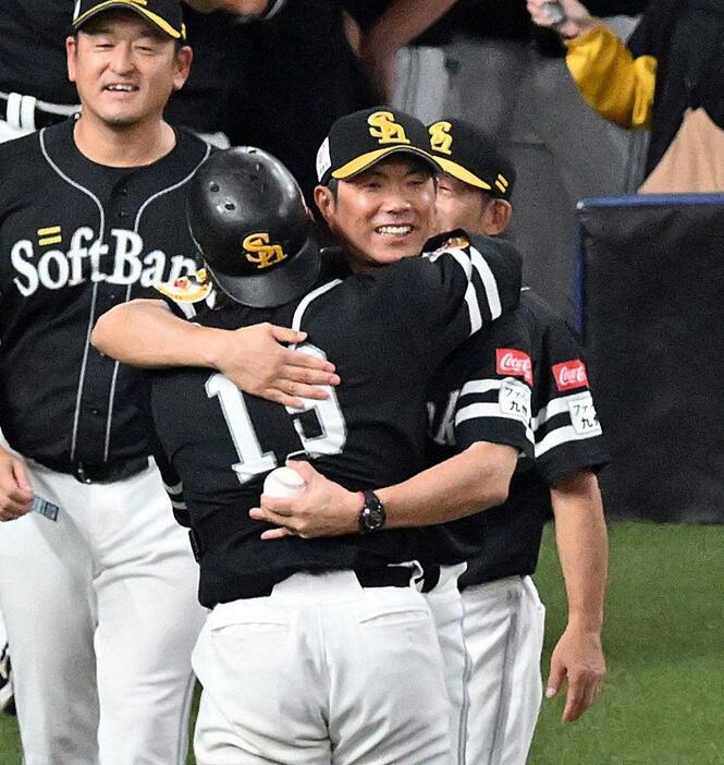 リーグ優勝を決め、甲斐選手と抱き合うソフトバンク小久保監督＝23日夜、大阪市の京セラドーム大阪（撮影・軸丸雅訓）