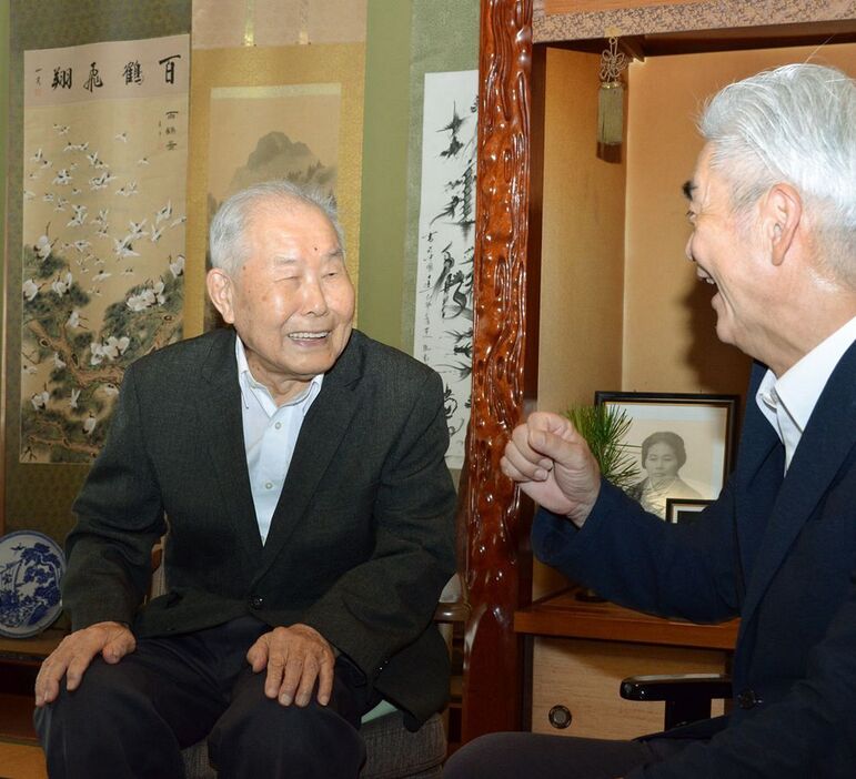 西本豊副町長と談笑する坂本健三郎さん（左）＝和歌山県みなべ町埴田で