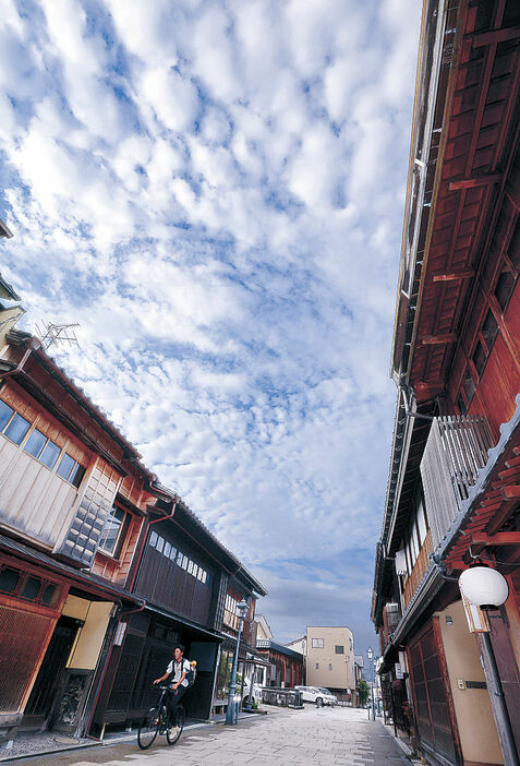 上空に浮かんだうろこ雲＝１８日午前７時半、金沢市のにし茶屋街