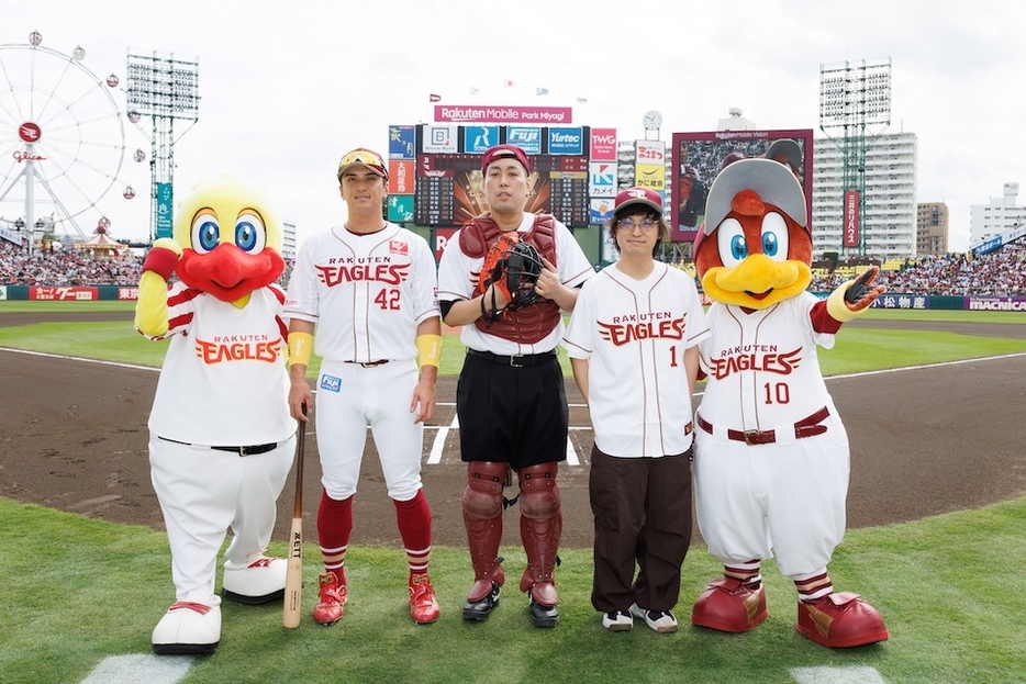 始球式を務めたお笑いコンビのエバースⓒRakuten Eagles