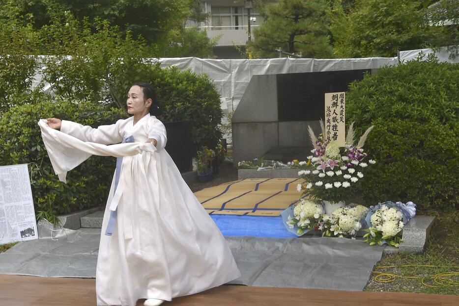 関東大震災朝鮮人犠牲者追悼碑前で披露された「鎮魂の舞」＝1日午前、東京都墨田区