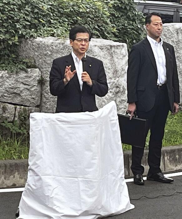 街頭演説する公明党の石井代表＝29日午前、埼玉県内