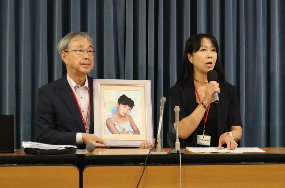 文部科学省へ提言書を提出した後、会見した桐田寿子さん（右）と桐淵博さん