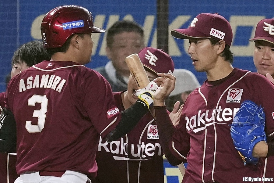 初回に先制2ランを放った浅村（左）をベンチ前で迎え、タッチを交わす岸 (C)Kyodo News