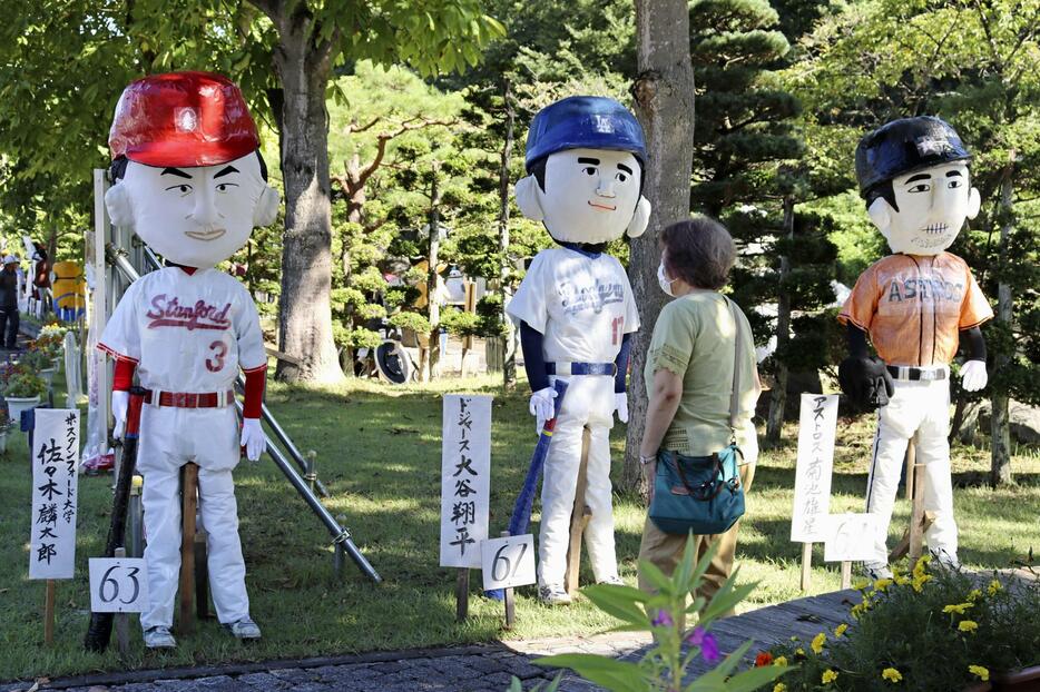 大谷翔平選手（中央）や佐々木麟太郎選手（左）らのかかしが並ぶ「かかしまつり」＝4日午前、岩手県紫波町