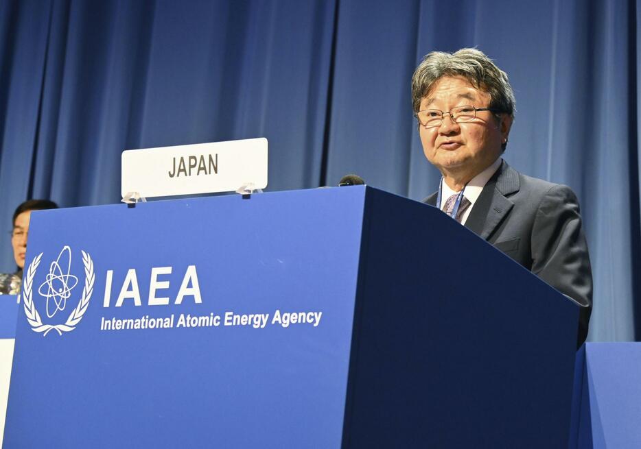 IAEA総会で演説する日本の原子力委員会の上坂充委員長＝16日、ウィーン（共同）