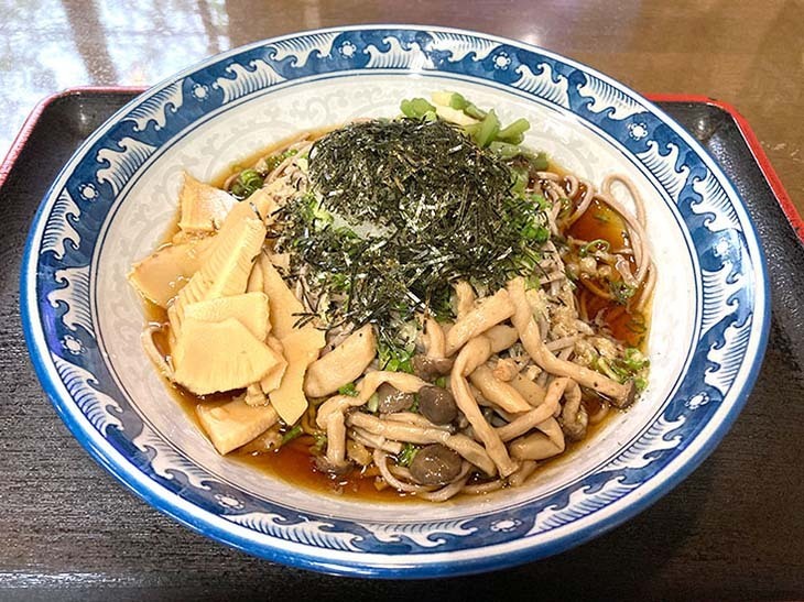 昼食は香り高い「山菜おろしそば」