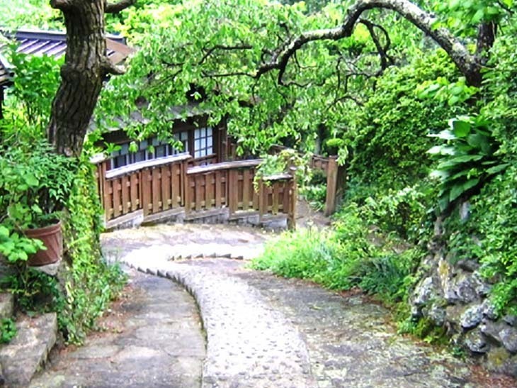 中世から参道の宿場町として知られた赤沢宿の風情ある石畳や坂道