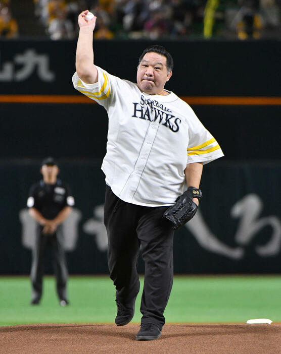 ソフトバンク対オリックス　始球式で投球する浅香山親方（撮影・岩下翔太）