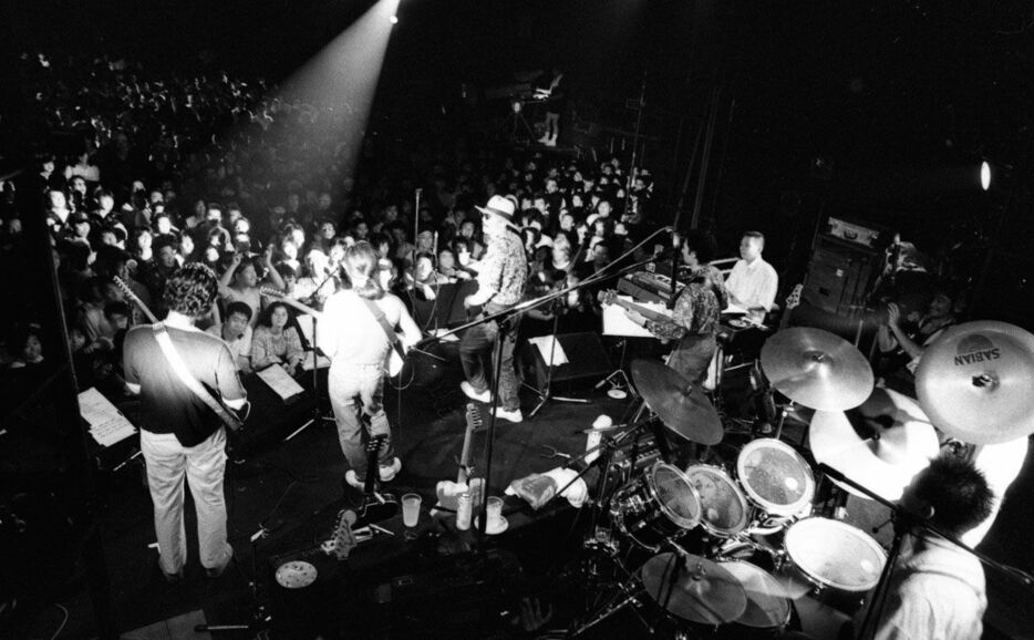 1990年サウス・トゥ・サウス再結成の京都大学西武講堂でのライブの写真（撮影：内田浩一）