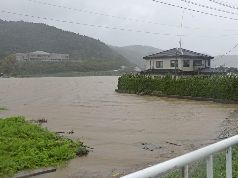 石川県輪島市門前地区で氾濫した八ケ川＝21日午後