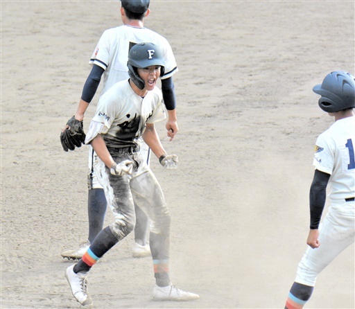 福井商業との2回戦で決勝打を放ち、雄たけびを上げる福井工大福井・美濃＝9月15日、敦賀総合