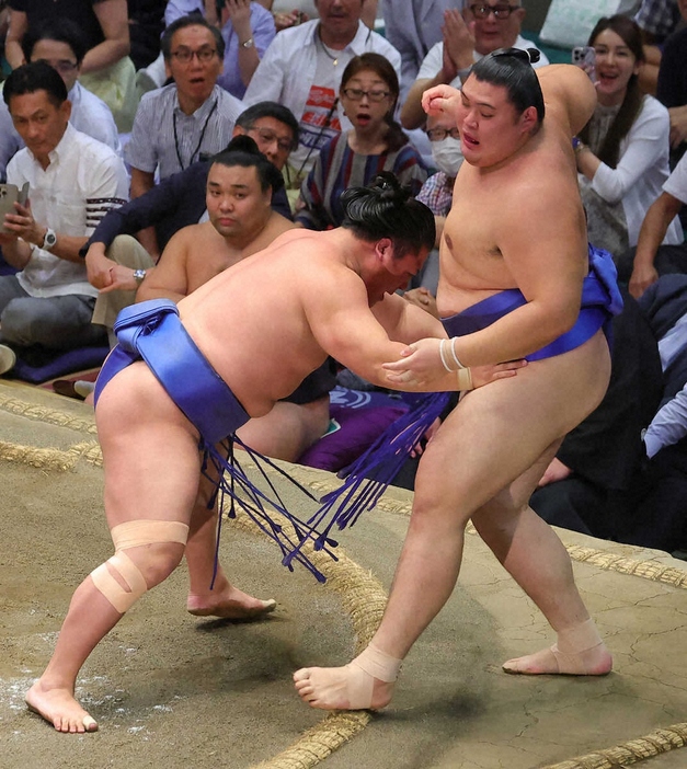 ＜大相撲秋場所12日目＞大の里（右）を寄り切りで破る若隆景（撮影・藤山　由理）