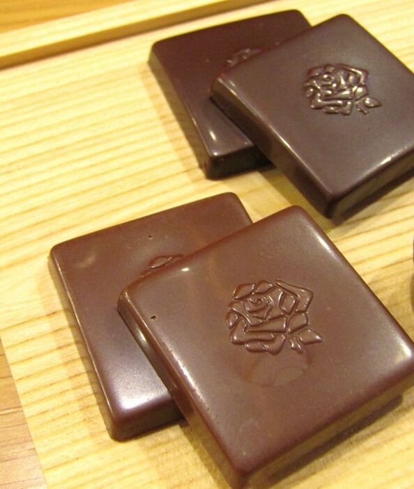 「濃厚生チョコレート」の「芳醇ミルク」（手前）「芳醇カカオ」（奥）