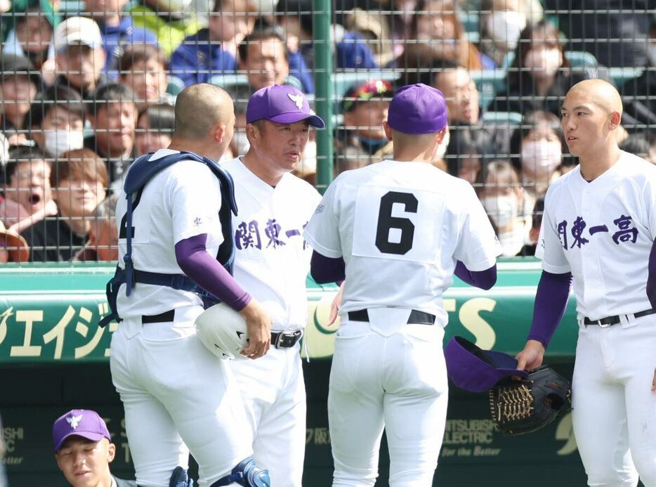 甲子園で選手たちに声をかける関東一・米沢貴光監督