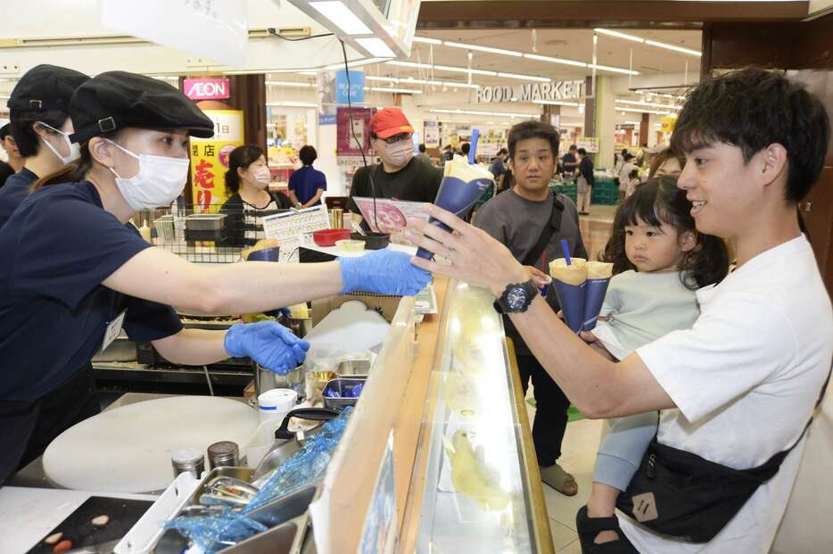 閉店前にクレープを買い求める客ら＝３１日、鹿児島市のイオン鹿児島鴨池店