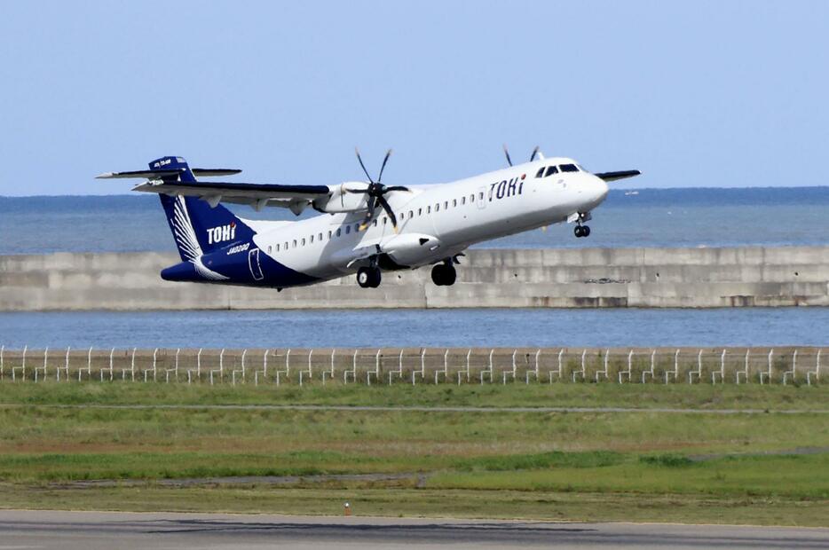 中部国際空港へ向け離陸する「トキエア」の新潟―中部便＝27日午前、新潟空港