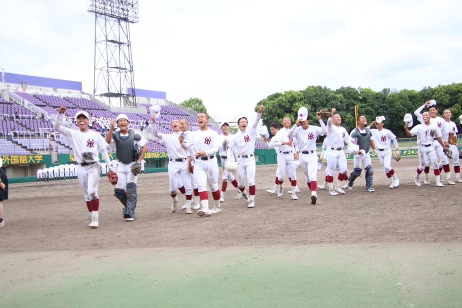 スタンドに勝利を報告する山城ナイン