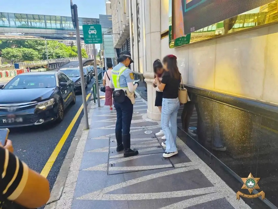 マカオ治安警察局が実施した歩行者の道路横断違反に対する取り締まりの様子＝マカオ半島・葡京路付近（写真：マカオ治安警察局）