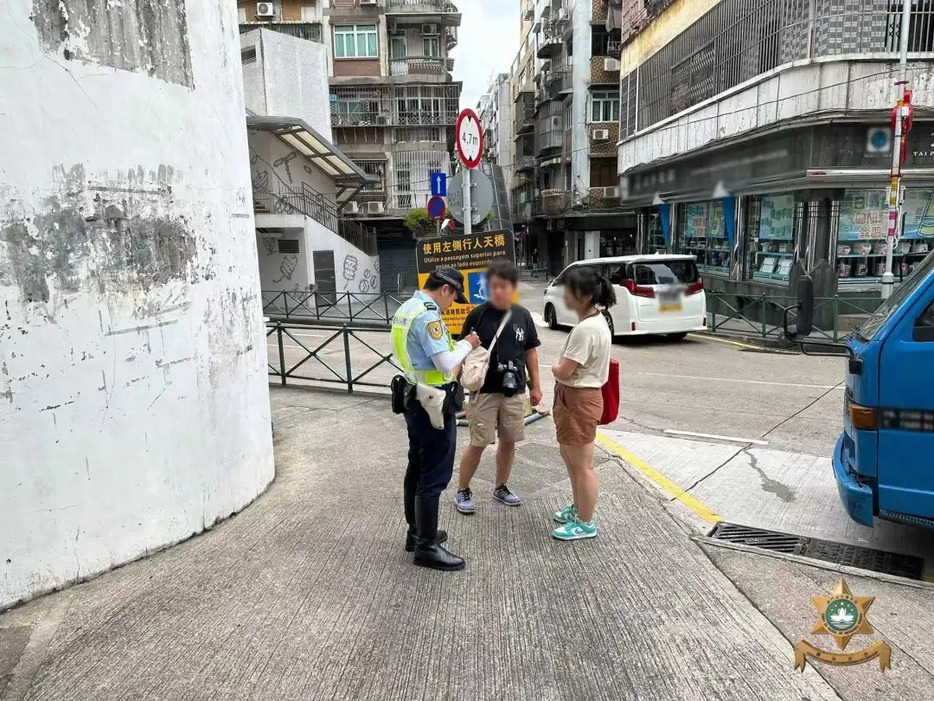 マカオ治安警察局が実施した歩行者の道路横断違反に対する取り締まりの様子＝マカオ半島・東望洋街付近（写真：マカオ治安警察局）