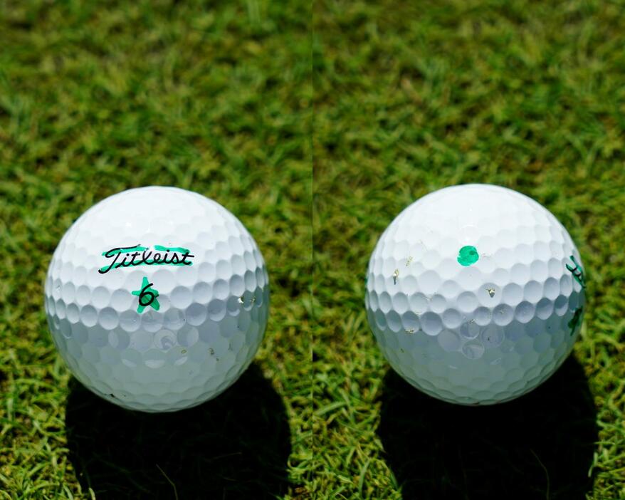 「Titleist」の上下に線を引き、何もプリントされていない位置にドットのマークを入れいる