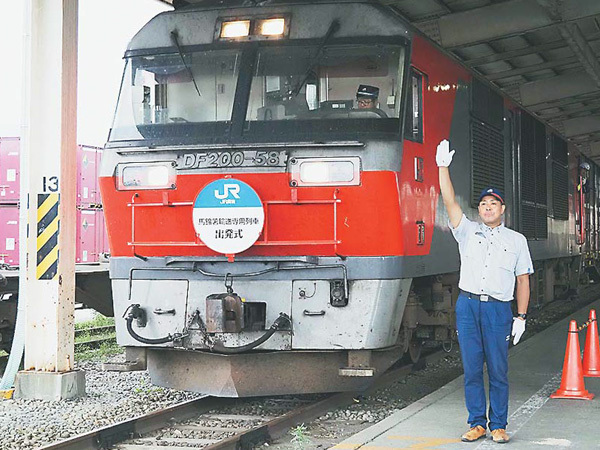 帯広駅を出発するジャガイモ列車（23年9月、北海道帯広市で）