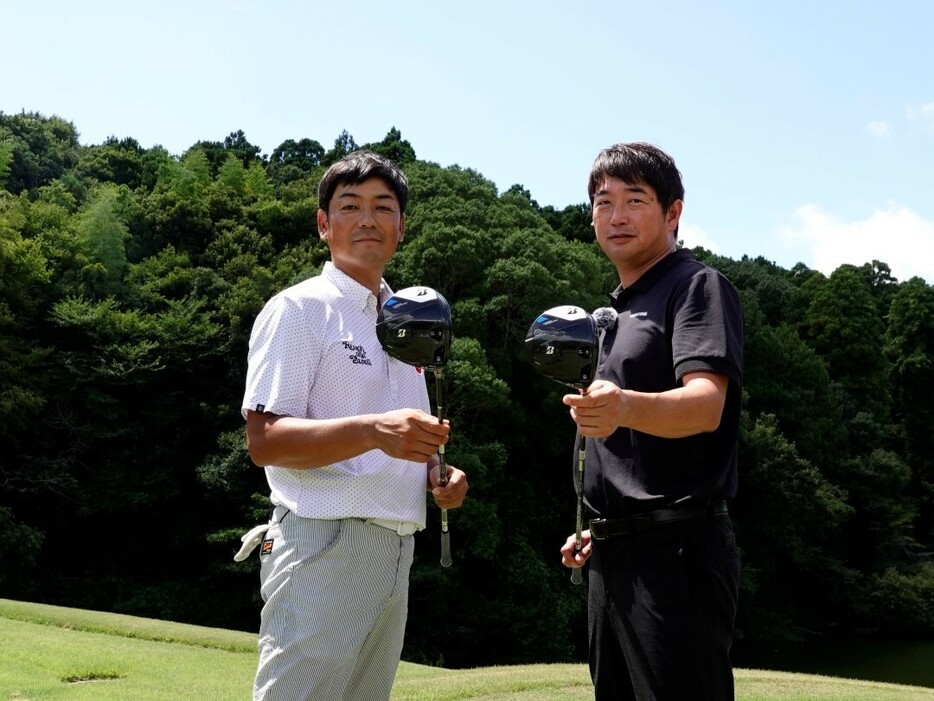 試打担当の癸生川プロ（左）と分析担当の小島プロ（右）